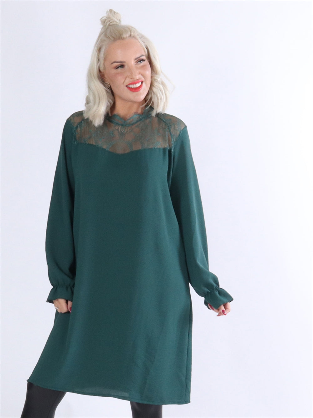 Katharina - Klänning med spetsdetaljer på toppen